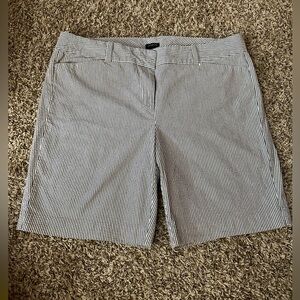 Ann Taylor Signature Blue and White Shorts - Size Women’s 16